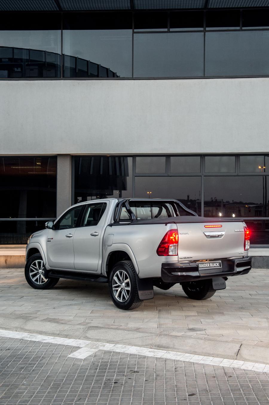  Toyota Hilux 4x4 Raider Double Cab Black 2017 года  (ZA) (фото 4 из 17)